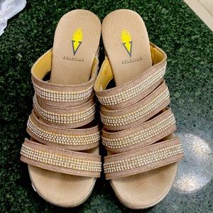 Sparkling pearl and diamond wedges